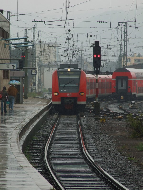 Sch.....Wetter.425 568-3 erreicht als RE11389 aus Mnchengladbach den Bahnhof Koblenz.Der Zug wird nach einem kurzem Aufenthalt als RB11928 nach Kln Messe/Deutz weiterfahren. 