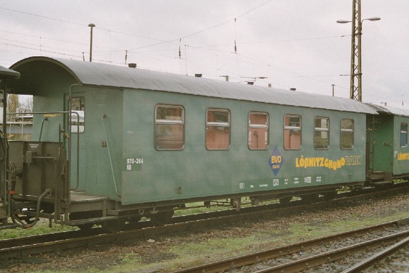 SDG / DR - Personenwagen 970-264 im Bahnhofsareal von Radebeul im Nov.2004