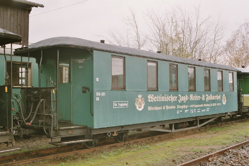 SDG / DR - Personenwagen 970-591 mit Werbung im Bahnhofsareal von Radebeul im Nov.2004