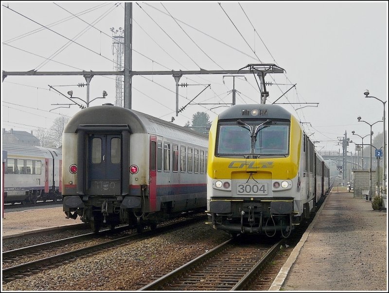 Seltene Zugbegegnung der IR von und nach Liers am 13.04.09 im Bahnhof von Gouvy. Normalerweise begegnen sich diese Zge auf der Strecke zwischen Gouvy und Vielsalm. Gre an den Lokfhrer der 3004, die witzige Einlage mit den roten Lichtern fand ich toll.  (Jeanny)