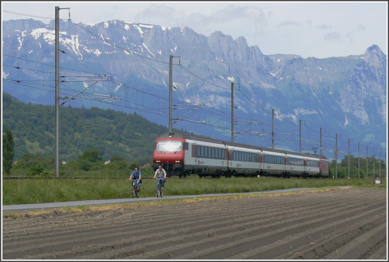 Shuttlezug 33243 zwischen Sevelen und Weite mit Re 460. Er verkehrte am Wochenende zwischen St.Margrethen und Chur und so sollte eigentlich der Rheintalexpress ausssehen.Aus Anlass des 150 Jahre Jublilums gabs in Sargans und Buchs SG Gratismietfahrrder oder fr 10.- Fr. einen Flyer (Velo mit Elektromotoruntersttzung) So einen Flyer habe ich dann getestet und bin cvon Sargans bis Buchs und zurck geradelt - eine geniale Sache. (25.05.2008)