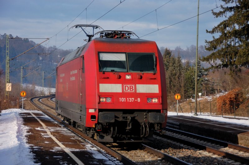 Sieht man selten: Eine 101, hier 101 137-8 als Solofahrer auf der KBS 750 in Urspring am 14.01.2009 .