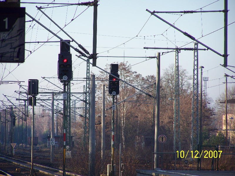 Signal und Oberleitung in Bahnhof Frstenwalde/Spree 