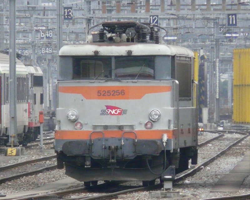 SNCF - Lok 525256 abgestellt im Bahnhof von Genf am 03.01.2009