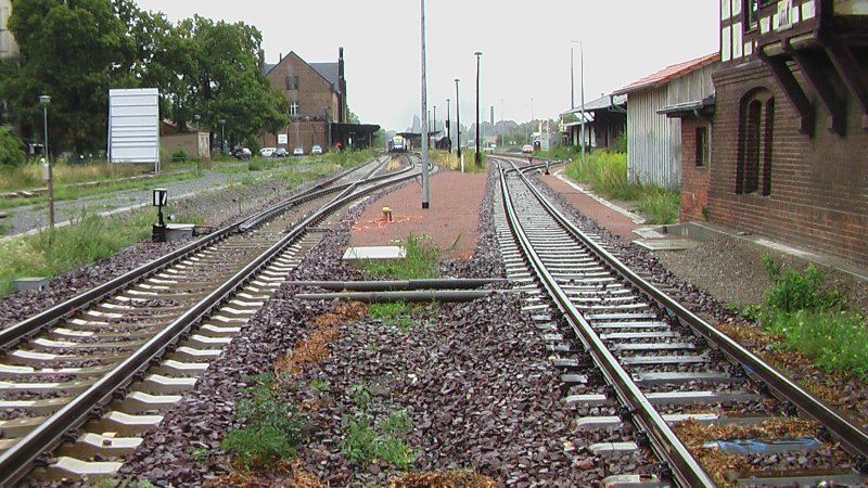 So sieht die Gleisanlage des Bahnhofs Quedlinburg aus. Zu sehen ist von links nach rechts ein LINT des HarzElbeExpress und ein Personenzug der Harzer Schmalspurbahnen.