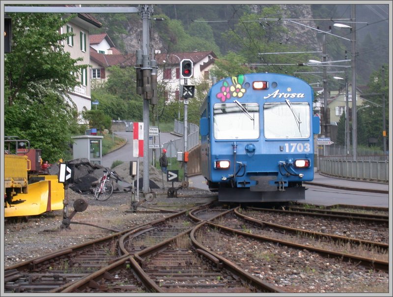 Soeben hat Steuerwagen 1703 die Strasse berquert und fhrt ohne Halt am alten Depot Sand vorbei. Das ist keine offizielle Haltestelle, aber whrend den dreiwchigen Bauarbeiten in der Stadt wurde hier vom Stadtbus auf den Zug umgestiegen. (06.05.2007)