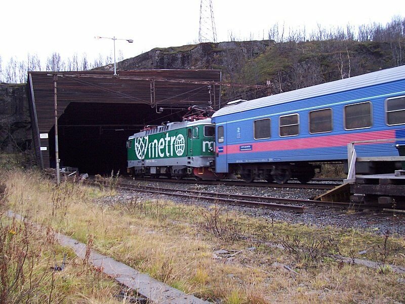 SSRT Rc6 1332 mit Regionalzug Narvik - Lulea verlt am 11.10.2006 den Bahnhof Katterat durch den sdlichen Tunnel in Richtung Bjrnfjell, hinter dem Tunnel kommen die beiden Gleise wieder zusammen.