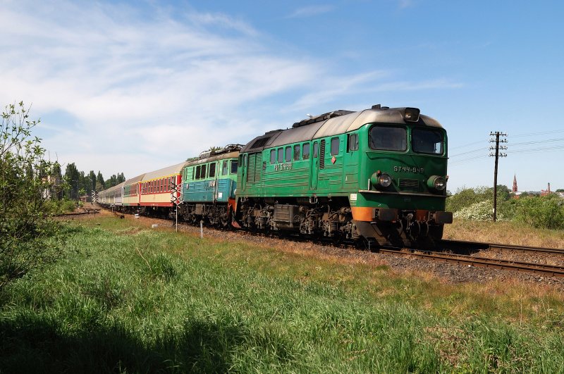 ST44 - 949 und EP07 - 480 mit Umleiter I-81104 in Zlocieniec (15.05.2009)