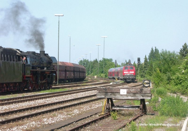 Stadtbahnhof Friedrichshafen am 23.Mai 2009. Eine 218er mit Doppelstockgarnitur trifft auf die bald ausfahrende 03 2295 aus Nrdlingen, die mit einem Sonderzug hier war....