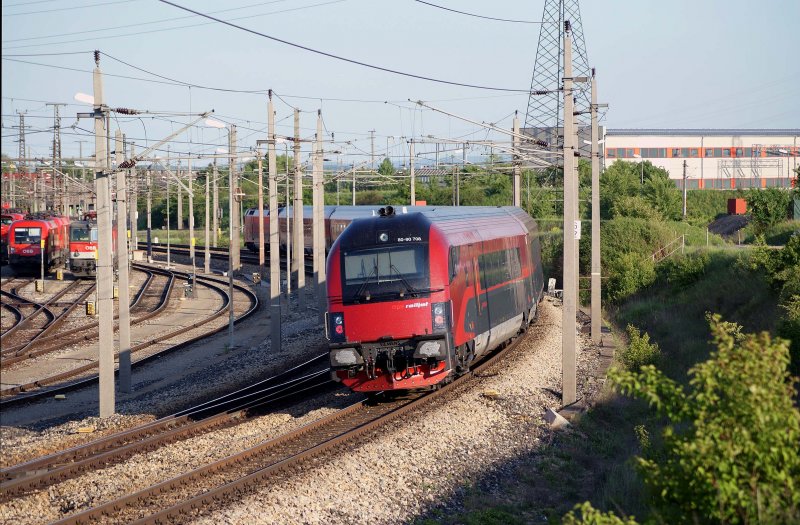 Steuerwagen 80-90 708 fhrt am Railjet 67 von Mnchen nach Budapest Keleti pu. Wien Zvbf, 07.05.2009