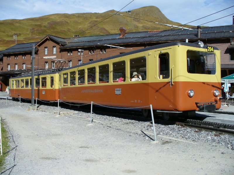 Steuerwagen Bt 31 mit Zahnrad - Triebwagen BDeh 2/4 204 im Bahnhof der Kleinen Scheidegg am 06.09.2006