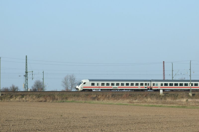 Steuerwagen des IC 2352 von Berlin nach Erfurt.
Hier kurz vor dem Erreichen des Hbf Halle/Saale auf der KBS 250.

Halle, der 1.4.09