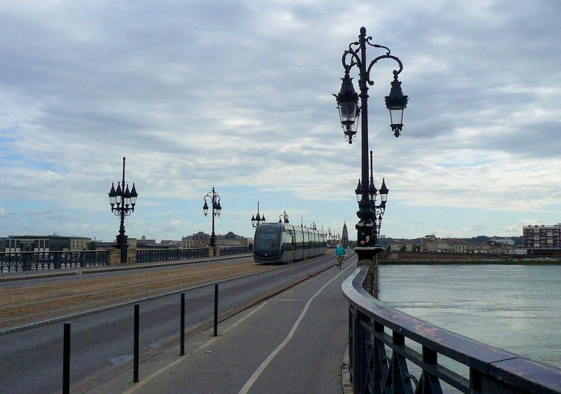 Strassenbahn ohne Fahrtdraht: auf der Brcke von Bordeaux optisch sehr ansprechend. Wagen 2229, 7.Juni 2009. 