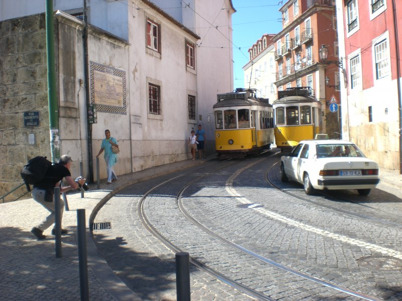 Straenbahnbegegnung in Lissabon... 
24.8.2008