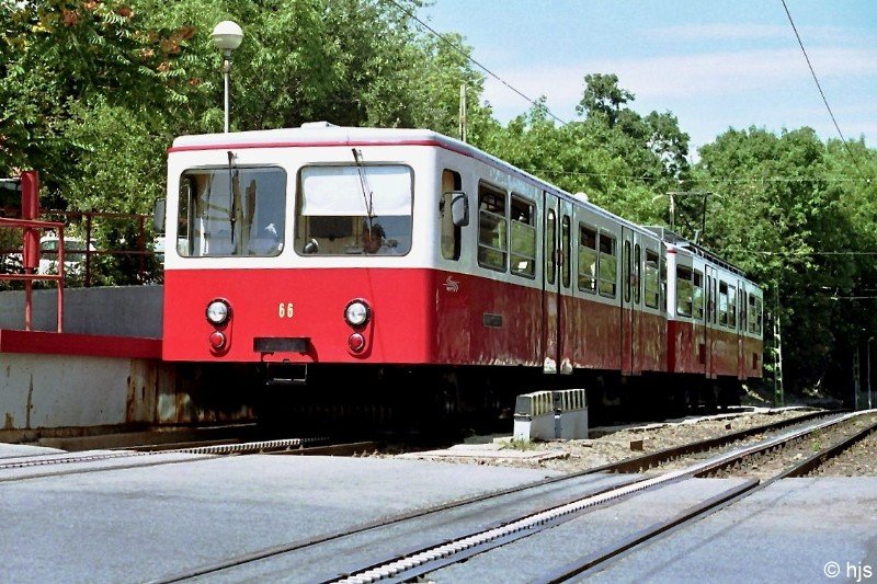 Stw 66 + Tw 56 in der Station Svbhegy (8. Juli 2007). Die Budapester Zahnradbahn (Fogaskerek vast) fhrt in knapp zwanzig Minuten vom Vrosmajor Park zum Szcheny-hegy. Sie dient nicht nur dem Ausflugsverkehr, sondern auch der Erschlieung der anliegenden Wohngebiete.