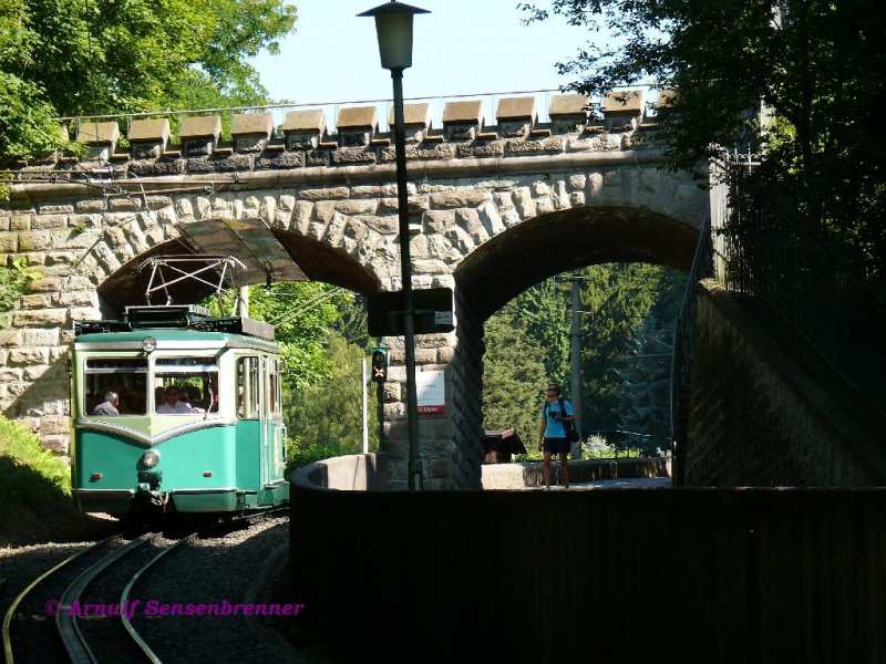 Talfahrt eines Elektrotriebwagens der Drachenfelsbahn bei der Drachenburg.
Diese lteste existierende deutsche Zahnradbahn ist im Jahr 2008 125 Jahre alt geworden.
01.07.2008 