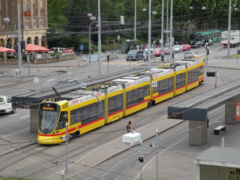 Tango 153 wird bei den BVB getestet und auf verschiedenen Linien eingesetzt. Hier steht er am Badischen Bahnhof Richtung Riehen Grenze. Die aufnahme entstand am 13. Juli 2009.