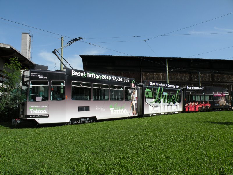 Tatoo Werbetram 671 steht in der Schlaufe in Pratteln. Die Aufnahme stammt vom 16.08.2009.