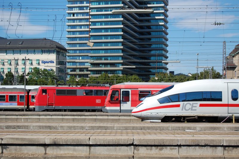 Tfz- Schnauzen -Parade...^^ - ein ICE 3 und ein 628er schauen zielstrebig auf ihre Ausfahrssignale, whrend 111 201 mit einem Doppelstock-Regionalzug in den Mnchener HBF einfhrt. Foto: Mnchen HBF / Mittwoch, den 15.08.07.