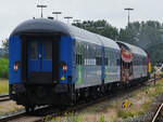 Nachschuss auf den von der Diesellokomotive DL2 'Nordfriesland' gezogenen Zug, welcher aus zwei Schlafwagen der österreichischen ÖBB, einem Autotransportwagen und zwei Schlafwagen der schwedischen SJ bestand. (Husum, Juni 2024)