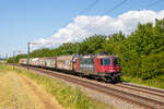 Die Re 420 252 'Wartung mit Durchblick' zog am 13.6.24 einen Güterzug durch Ependes Richtung Estavayer. 