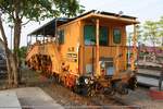 SRT อน.26 (อน.=TM./Tamping Machine) eine Gleisstopfmaschine (Hersteller: Plasser & Theurer, Type 08-16 3S, Baujahr: 2017, Fab.Nr.: 6613) am 26.März 2024 in der Ayutthaya Station.