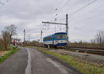 810 566 war am 03.04.2024 als Sv 7095 auf dem Weg von Cheb nach Nové Sedlo u Lokte. Gerade wurde die Eger überquert und in Kürze der Bahnhof Tršnice erreicht.