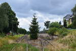 Blick über die zwei verbliebenen Bahnsteiggleise in Knau. Früher gan es hier noch ein weiteres Bahnsteiggleis direkt vor dem Empfangsgebäude. Zur Einstellung des Verkehrs war Knau nur noch Kreuzungsbahnhof. Der Personenverkehr wurde am ...