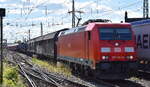 DB Cargo AG, Mainz mit ihrer '185 382-9' [NVR-Nummer: 91 80 6185 382-9 D-DB] und einem gemischten Güterzug am 13.06.24 Höhe Bahnhof Magdeburg-Neustadt.