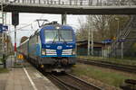 193 290 aus Richtung Berlin am 01. April  2024 mit einem EC im Bahnhof Dabendorf.

