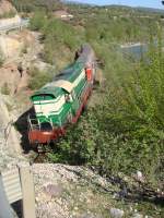 Zug von Pogradec nach Tirana am Nachmittag im Shkumbintal kurz vor Librazhd. 11.4.2011