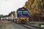 Containerzug mit drei Lokomotiven kurz vor North Adelaide (SA) am 3. Oktober 2006. Die zugfhrende Maschine NR 26 ist eine der drei Maschinen mit dem vornehmen Anstrich des  Indian Pacific  whrend die rote Zuglok NR 75 im Farbkleid des  The Ghan  prangt. Im  Sandwich  zwischen den beiden NR-Class luft eine AN-Class im Anstrich von National Rail. Die legendren Fernzge  Indian Pacific  Sydney-Perth sowie  The Ghan  Adelaide-Darwin werden von der Great Southern Railway betrieben und mit Loks aus der 120 Stck umfassenden NR-Class von National Rail bespannt. Da jedoch fr diese Reisezge keine speziellen Umlufe bestehen, trifft man die farblich entsprechenden Loks vielfach an Gterzgen, whrend die Expresszge auch mit  normalen  NR gefahren werden.   