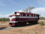 Ein Lokomotive der Commonwealth Railways NSU-Klasse 10km südlich vor Alice Springs am Stuart Highway als Denkmal an die Erinnerung alte Schmalspurstrecke des GHAN, der früher nur von Adelaide bis Alice Springs fuhr. Unweit davon befindet sich das  The Ghan Train and Rail Museum .