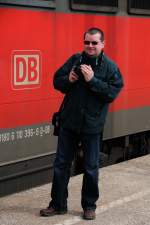Steffen  Cool Man  Eule auf der Suche nach dem nchsten Motiv. Auch weiteste Entfernungen konnten die Bahnbilderfotografen nicht von der Teilnahme abhalten. Schnen Gru auf diesem Weg nach Zwickau. (Regensburg, 14.03.09)