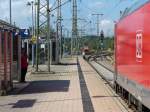 Hanspeter tarnt sich in Bahnfarben und nutzt die Bahnhofsmgebung elegant als Versteck. Aber ertappt. Hier fotografiert er eine Lok der Schwarzwaldbahn. 2.8.2015