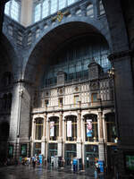 Blick von einer Empore im Empfangsgebäude von Antwerpen Centraal auf das der Stadt zugewandten Eingangsportal, in dem sich auch der Fahrkartenverkauf befindet.