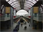 Die Halle des Bahnhofs Antwerpen-Centraal wurde von dem Architekten Clement Van Bogaert aus Stahl errichtet. Sie hat eine Lnge von 186 m, eine Breite von 66 m und wegen der Abgase der Dampflokomotiven eine Hhe von 43 m. In der Mitte des Bildes sieht man hinunter zu der Zwischenebene mit Geschften und Schaltern (Ebene 0) und den 2 weiteren Untergeschossen des Bahnhofs. 13.09.08 (Jeanny) 