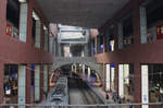 Blick in die beeindruckende Bahnhofskonstruktion von Antwerpen Centraal, wo sich die Züge nur so stapeln. Aufnahmedatum: 31.08.2016