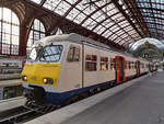 Ein Triebzug vom Typ AM 80 wartet im Bahnhof Antwerpen Centraal auf die Abfahrt. (Juli 2018)