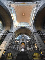 Die Treppe zum oberen Gleisbereich im Bahnhof Antwerpen Centraal.