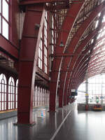 Blick entlang des östlichen Teils der Bahnhofshalle von Antwerpen Centraal.
Besonders imposant ist die rote Stahl-Glas-Konstruktion und die Sauberkeit des Bahnhofs.
Nur der bunte Mülleimer will nicht ganz ins Bild passen.

(verwiesen sei auch auf die ARTE-Doku zum Bahnhof)

Antwerpen, der 25.08.2021