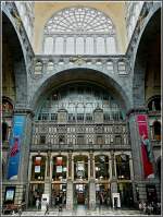 Ein Blick in die Schalterhalle bis hinauf in die Kuppel des Bahnhofs Antwerpen Centraal.