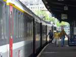 Bahnsteigszene in Arlon: Whrend die letzten Fahrgste de EC 97 verlassen haben, schliet der Schaffner die Tren, damit der Zug seine Reise in Richtung Luxemburg fortsetzen kann.