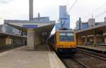 186 011 von der NS schiebt einen Schnellzug aus Amsterdam-Ceentraal(NL) nach Brüssel-Süd(B) und fuhr in Brüssel-Nord(B) ein. 
Aufgenommen vom Bahnsteig in Brüssel-Nord(B). 
Bei Sonne und Wolken am Kalten Nachmittag vom 28.10.2018.