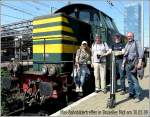 Am 30.05.09 fand in Bruxelles Midi ein Minibahnbildertreffen statt,  Mini  weil die Teilnehmerzahl recht bersichtlich war: v.r.n.l. Dieter Schumacher, Lawrence Fredholm, Hans und Jeanny De Rond. Als Trost fr Michael Rakow, der verhindert war, haben wir das Gruppenbild vor einer seiner Lieblingsloks gemacht. Die talentierte Fotografin war ein nette junge Dame, die zufllig am Bahnsteig auf ihren Zug wartete und sich spontan bereit erklrte dieses Gruppenfoto zu machen. Merci beaucoup.