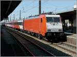 Die TRAXX E 186 118 wartet am 30.05.09 mit einer niederlndischen Wagengarnitur im Bahnhof Bruxelles Midi auf die Abfahrt nach Amsterdam.