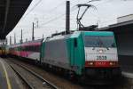 Der IC-Zug nach Amsterdam steht am 2. Juni 2012 im Brsseler Sdbahnhof (Bruxelles-Midi) abfahrtbereit. (Traxx-Lok der SNCB und IC-R-Wagen der NS).