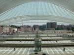 Impressionen vom Bhf Lige-Guillemins. Die Aufnahme entstand von der hinter dem Bahnhof liegenden Zufahrtstrasse ber die im Moment leeren Gleise hinaus auf den Platz vor dem Bahnhof. Auf den Bahnsteigen erkennt man gut die von der untersten Ebene heraufragenden Liftrhren. Aufgenommen am 03/07/2010.