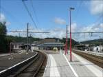 Der Keilbahnhof von Pepinster aufgenommen am 12.07.08. Rechts sieht man die Vesdretalstrecke L 37 Aachen/Eupen-Lttich und links die Nebenstrecke Verviers-Spa-Gronstre. Frher fhrte diese Strecke weiter ber Stavelot nach Trois-Ponts, um von dort Luxemburg zu erreichen. Nach der endgltigen Stilllegung im Jahre 1969 verwilderten die Gleise zwischen Gronstre und Stavelot relativ schnell und kurioserweise verbreitete sich der japanische Staudenknterich, eine Pflanzenart, die vermutlich erst durch den Einsenbahnbau eingefhrt wurde. Zwischen den beiden Bahnsteigen des Bahnhofs von Pepinster sieht man, auer dem schnen Blumenschmuck, auch noch das Schmuckstck dieses Bahnhofs: die im Jahre 2000 renovierte Marquise. (Jeanny)  