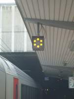 Hier das Abfahrtssignal fr einen Triebzug der Baureihe AM96, dass dem deutschen ZP9 entsprechen drfte. Was mich gewundert hat ist, dass es diese Signal an jedem Bahnhof gibt. Gesehen am 17.3.2010 in Lige Palais.